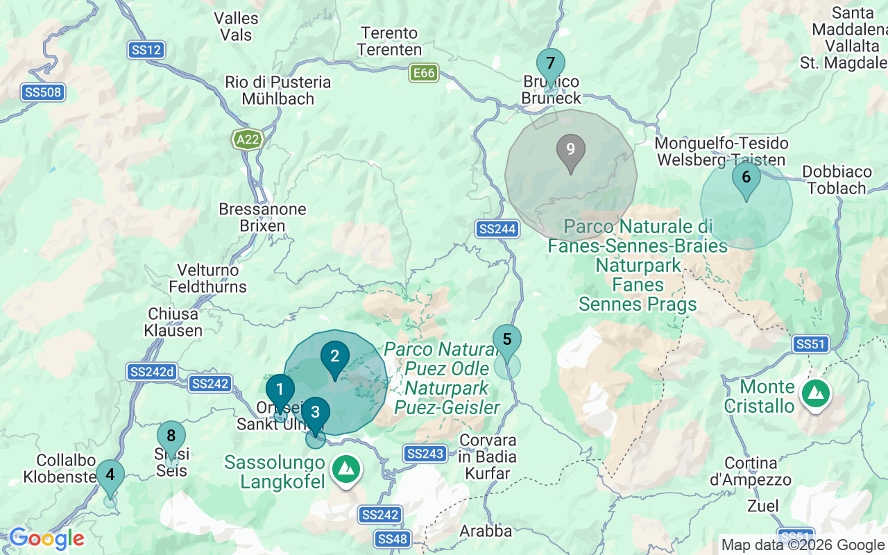 Map of Airbnb guest-review hotspots in South Tyrol with location premium circles