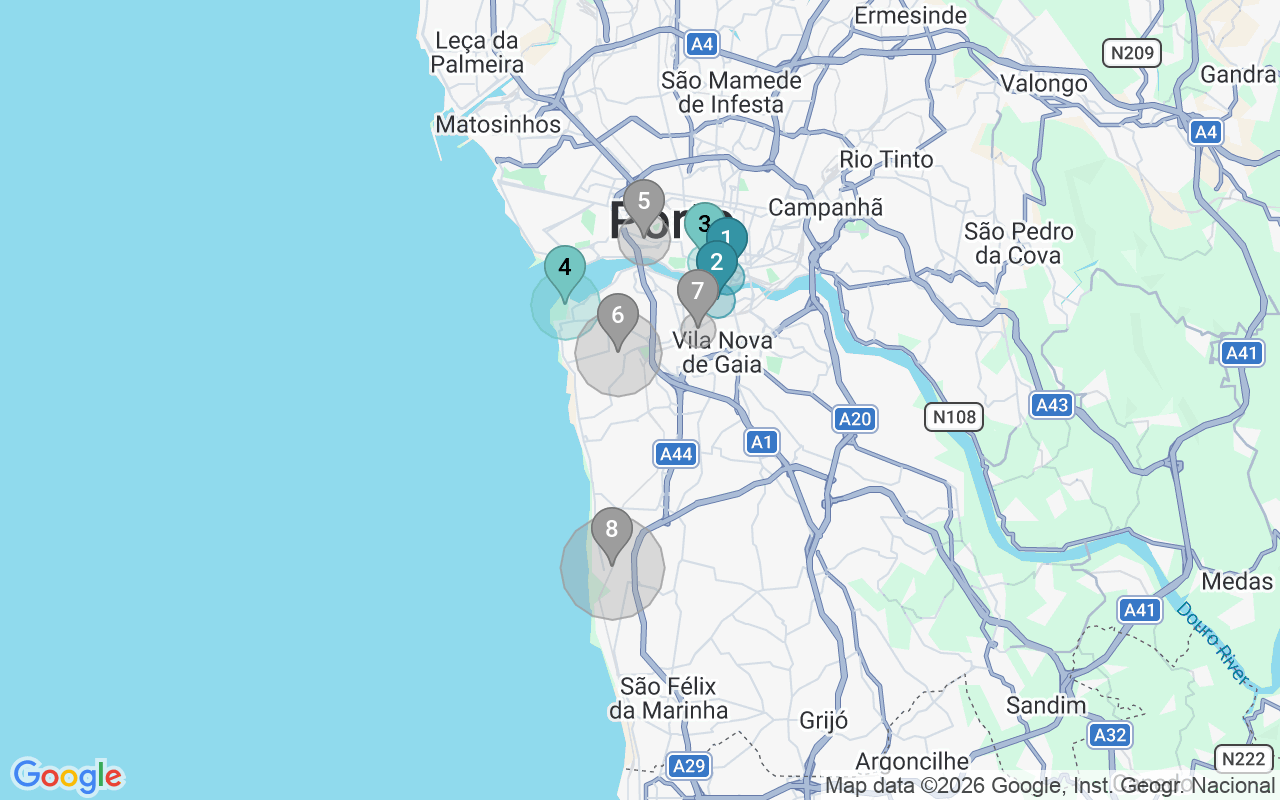 Map of Airbnb guest-review hotspots in Vila Nova de Gaia with location premium circles
